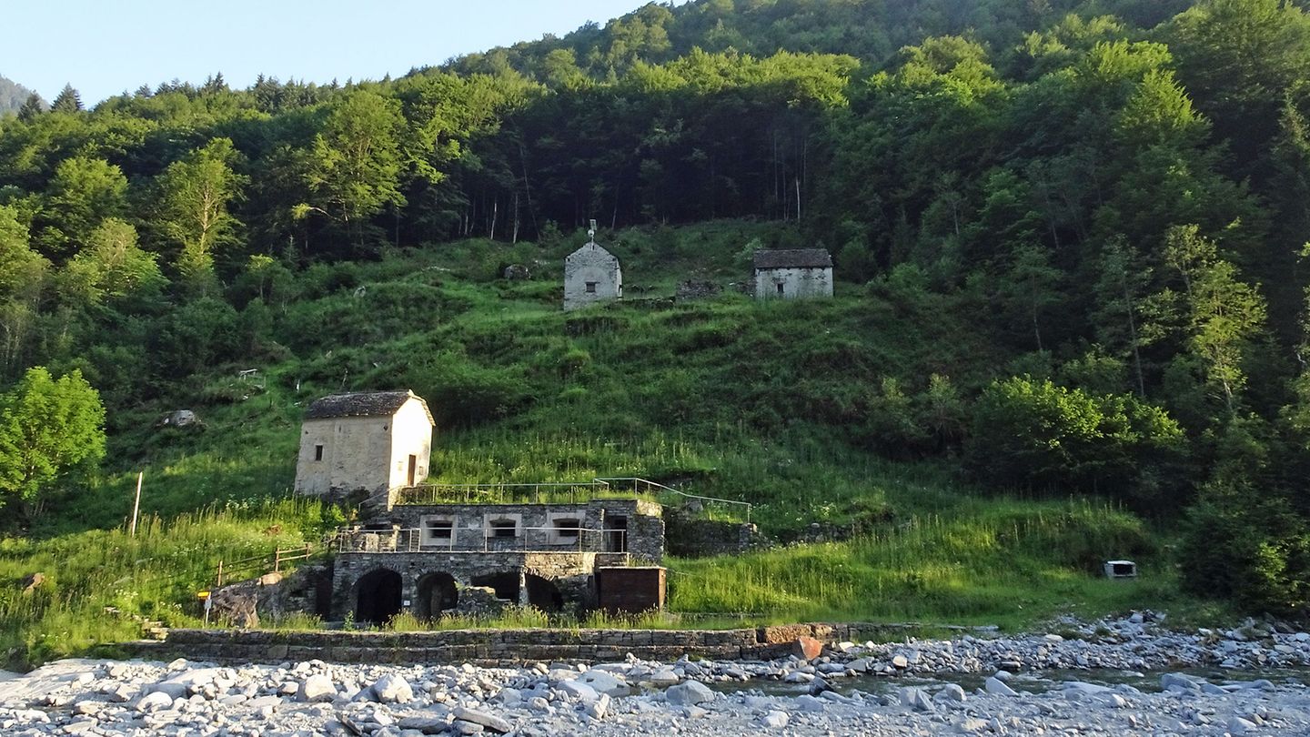 Die Reste des Thermalbades Bagni di Craveggia liegen auf italienischem Gebiet: Eine Lawine hatte 1951 das Kurbad fast vollständig zerstört.
