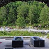 Nach der Renovierung 2015 stehen vor dem Gewölbe zwei neue Granitbadewannen, in die das 28 Grad warme Thermalwasser der nicht besonders ergiebigen Quelle fließt