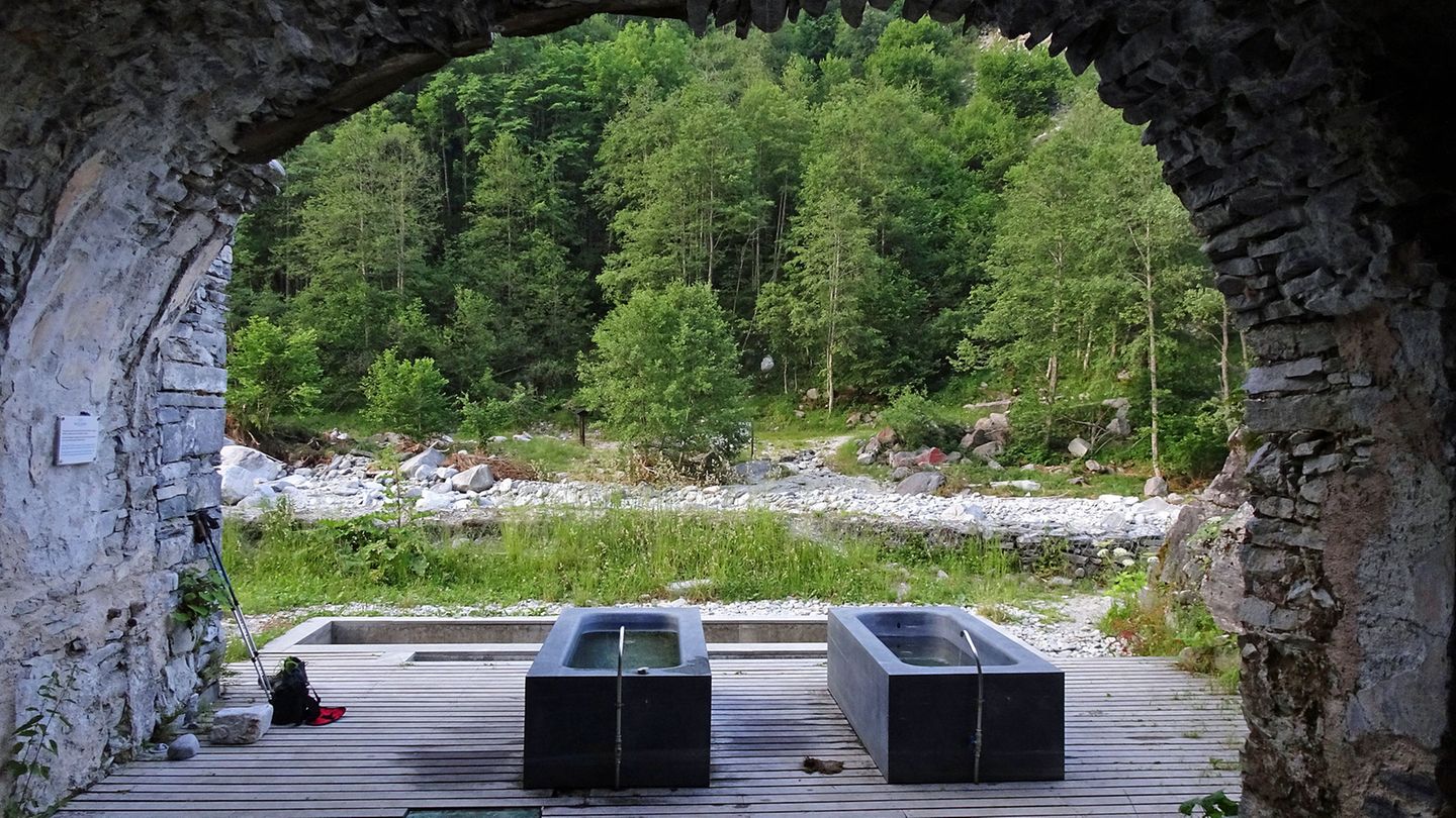 Nach der Renovierung 2015 stehen vor dem Gewölbe zwei neue Granitbadewannen, in die das 28 Grad warme Thermalwasser der nicht besonders ergiebigen Quelle fließt