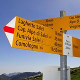 Wie fast überall im Tessin: Die Wanderwege sind gut ausgeschildert und die Zeitangaben sportlich.