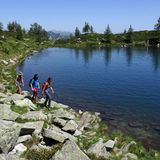 Schon Ende Juni ist der flache Lago di Salei unterhalb des Passo del Bùsan so weit aufgeheizt, dass man in ihm baden kann