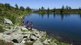 Schon Ende Juni ist der flache Lago di Salei unterhalb des Passo del Bùsan so weit aufgeheizt, dass man in ihm baden kann