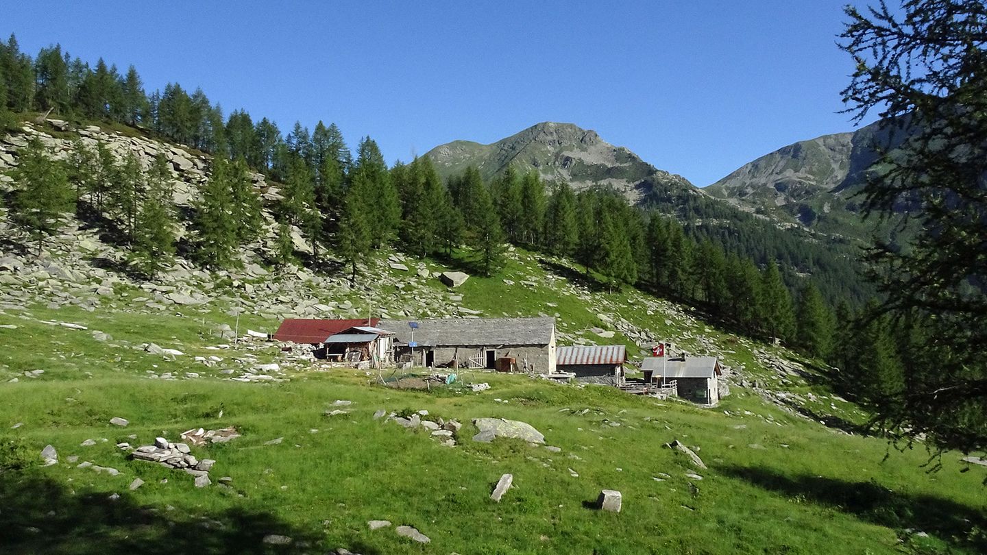 Kurz vor der Selbstversorgerhütte Capanna di Arena mit dem 1978 Meter hohen Passo della Cavegna in der Scharte am Horizont weiter rechts