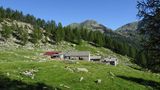 Kurz vor der Selbstversorgerhütte Capanna di Arena mit dem 1978 Meter hohen Passo della Cavegna in der Scharte am Horizont weiter rechts