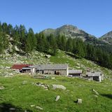 Kurz vor der Selbstversorgerhütte Capanna di Arena mit dem 1978 Meter hohen Passo della Cavegna in der Scharte am Horizont weiter rechts