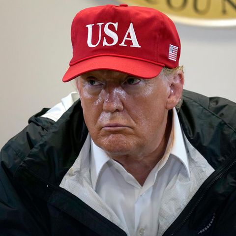 Donald Trump mit roter Kappe mit Aufschrift USA