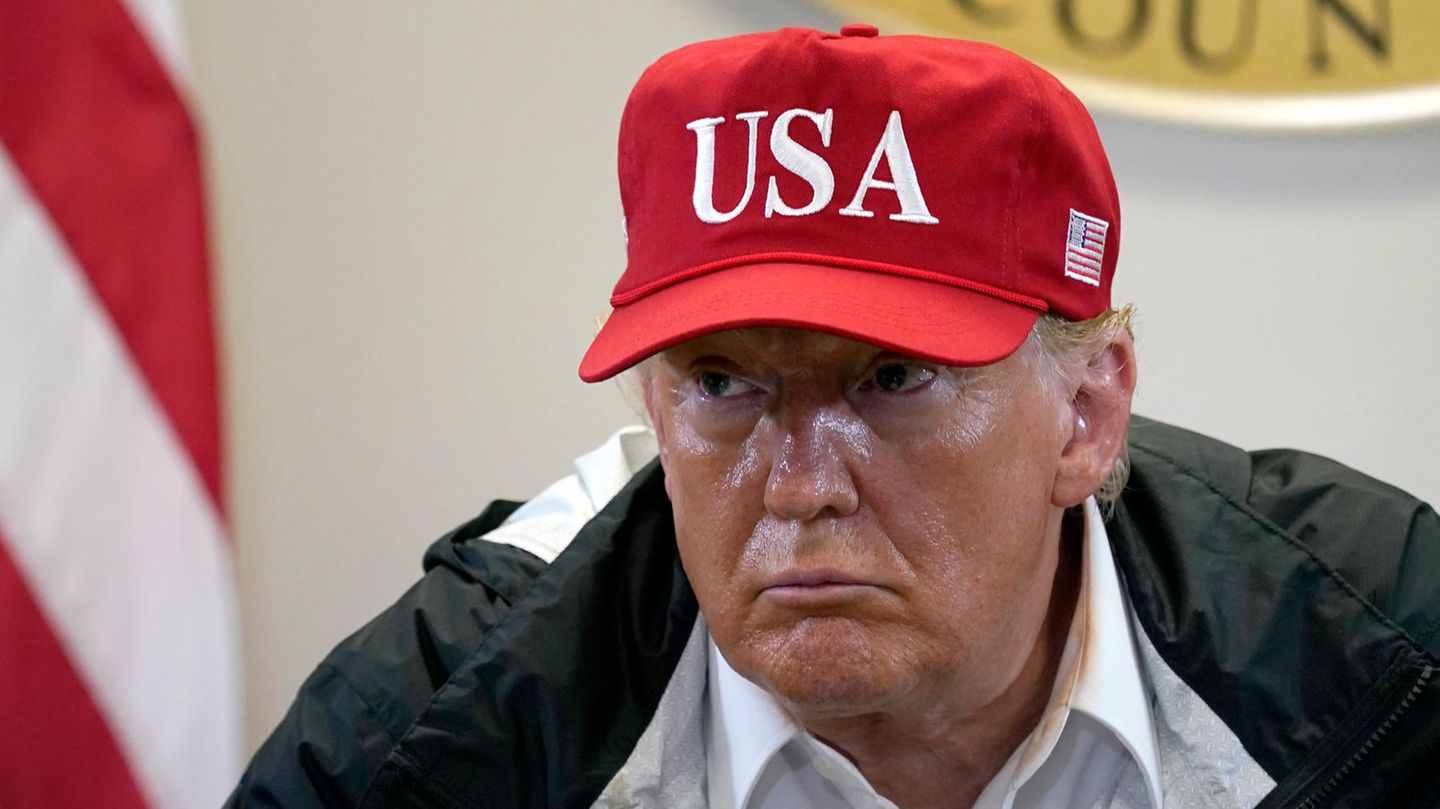 Donald Trump mit roter Kappe mit Aufschrift USA
