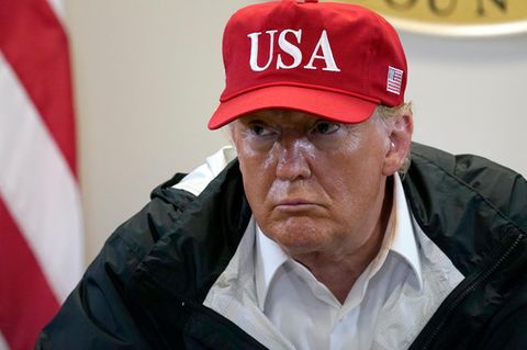 Donald Trump mit roter Kappe mit Aufschrift USA