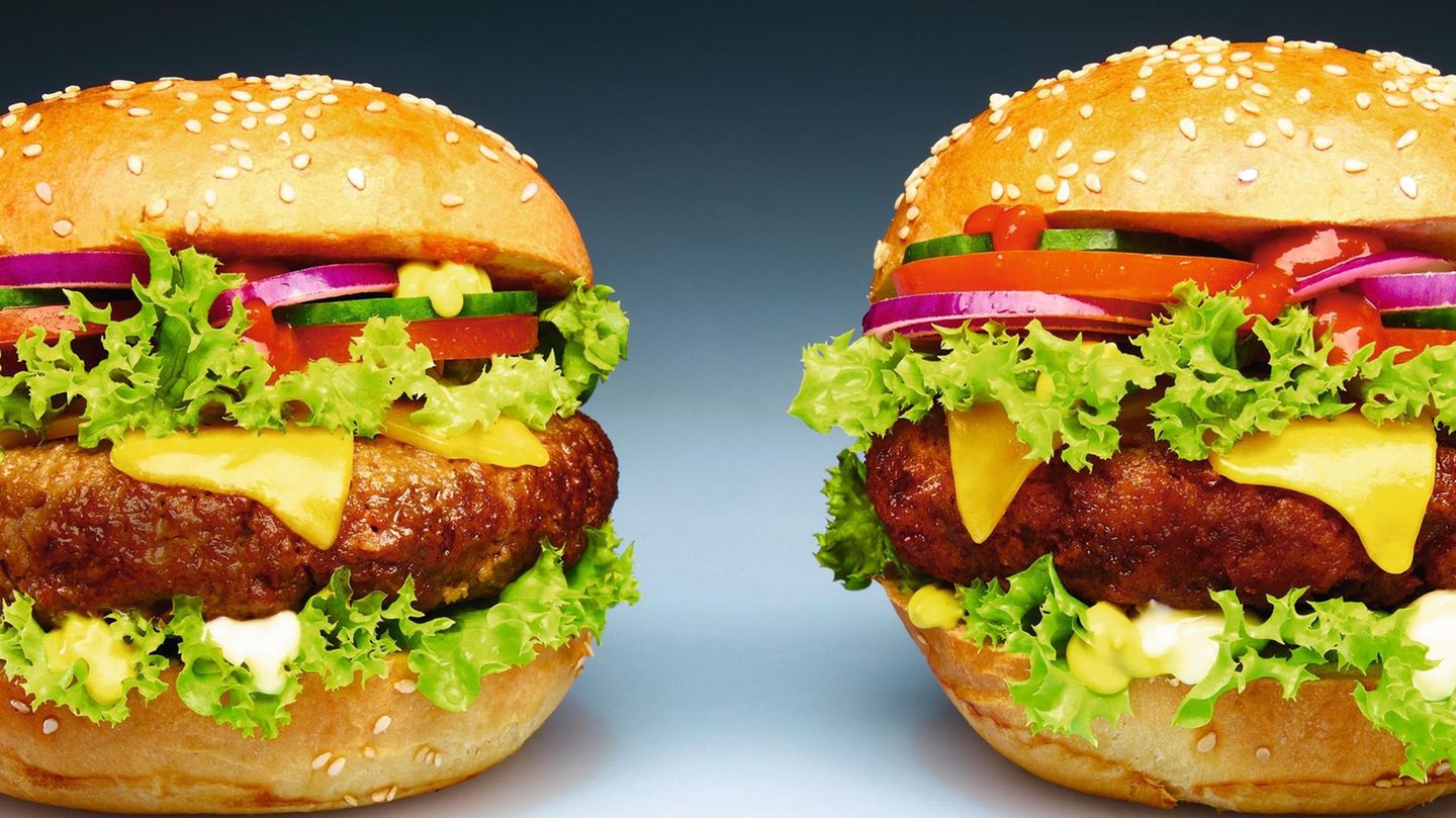 Titelshooting STERN 37 2020 Vegetarisches Fleisch. Burger mit Patty aus Soja-Fleischersatz (links) und Rinderhackfleisch (rechts). Fotografie: Christian Lohfink; Foodstyling: Torsten Schmidt Zwei Burger. Einer mit, einer ohne Fleisch