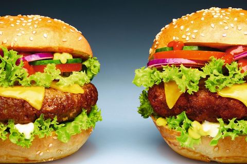 Zwei Burger. Einer mit, einer ohne Fleisch