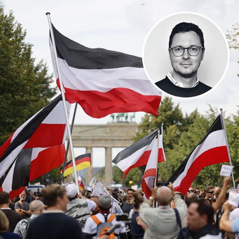 Demonstranten mit Reichsflagge