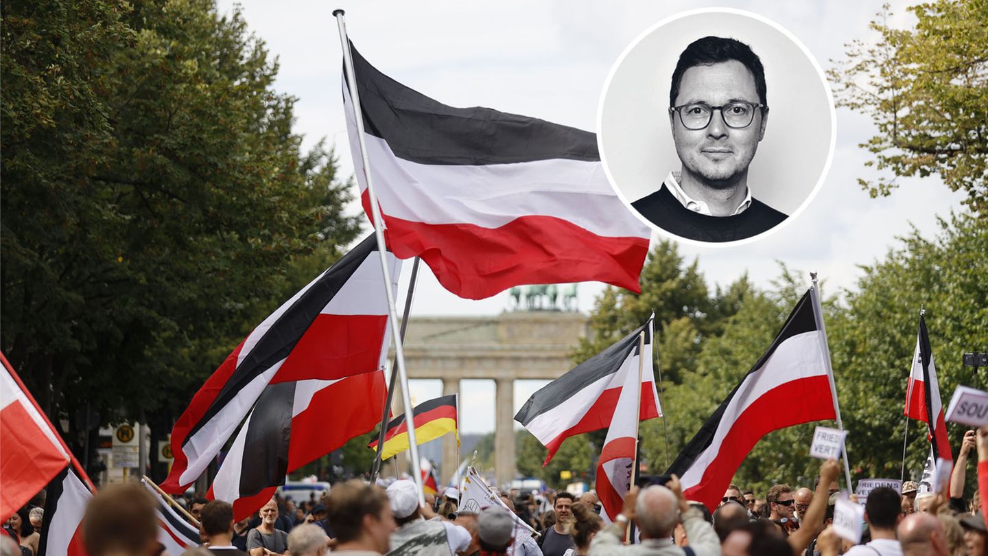 Demonstranten mit Reichsflagge