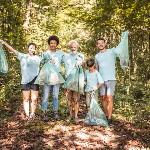 Menschen sammeln Müll