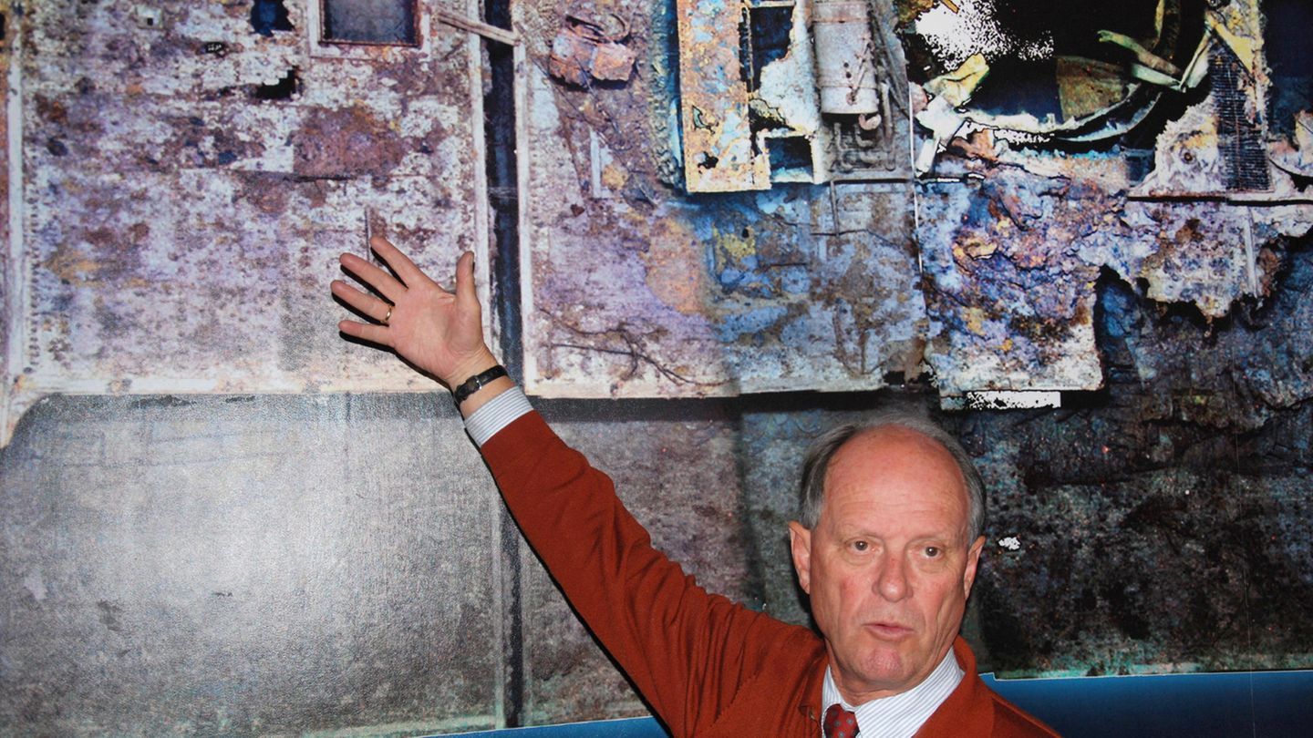 Sie galt als unsinkbar, überstand jedoch nicht einmal ihre Jungfernfahrt: Die "Titanic" ging 1912 nach der Kollision mit einem Eisberg südöstlich von Neufundland unter; 1514 Menschen fielen einer der größten Katastrophen der Seefahrt zum Opfer. Das Wrack blieb jahrzehntelang verborgen. Doch 1985 führten Jean-Louis Michel und Robert Ballard (hier 2012 vor einer Abbildung des "Titanic"-Oberdecks auf dem Meeresboden bei einer Ausstellung in den USA) eine Expedition durch, die die "Titanic" auffinden sollte  mit Erfolg. Dank eines mit Sonar und Kameras ausgestatteten Gerätes namens Argo, das an einem Verbindungskabel über den Ozeanboden geschleppt wurde, konnte das Wrack vor Neufundland schließlich entdeckt werden – in 3740 Metern Tiefe. Der Rumpf war von zahllosen Trümmern umgeben, die schweren Kronleuchter in den großen Hallen der Ersten Klasse waren fast unversehrt. Bis heute wird vor Gericht über die Rechte an Wrackteilen und Artefakten der "Titanic" gestritten.