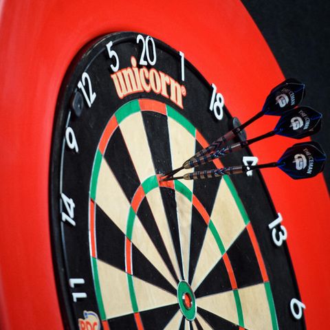 Tipps für Einsteiger: Darts spielen zu Hause: Ein Board, zwei Spieler, drei Pfeile – das sind die Regeln