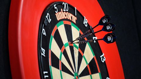Tipps für Einsteiger: Darts spielen zu Hause: Ein Board, zwei Spieler, drei Pfeile – das sind die Regeln