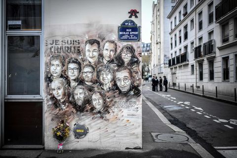 Zeichnung der Opfer des Anschlags aif "Charlie Hebdo" an einer Häuserwand