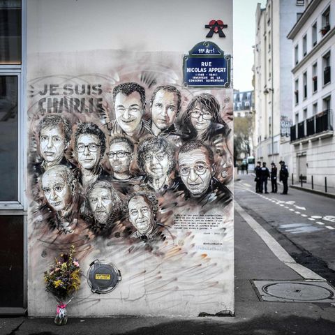 Zeichnung der Opfer des Anschlags aif "Charlie Hebdo" an einer Häuserwand