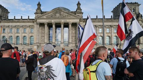 Wer gibt bei Corona-Demos eigentlich den Ton an?