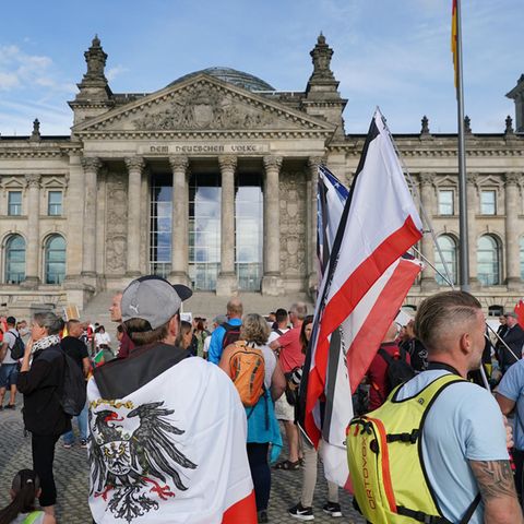 Wer gibt bei Corona-Demos eigentlich den Ton an?