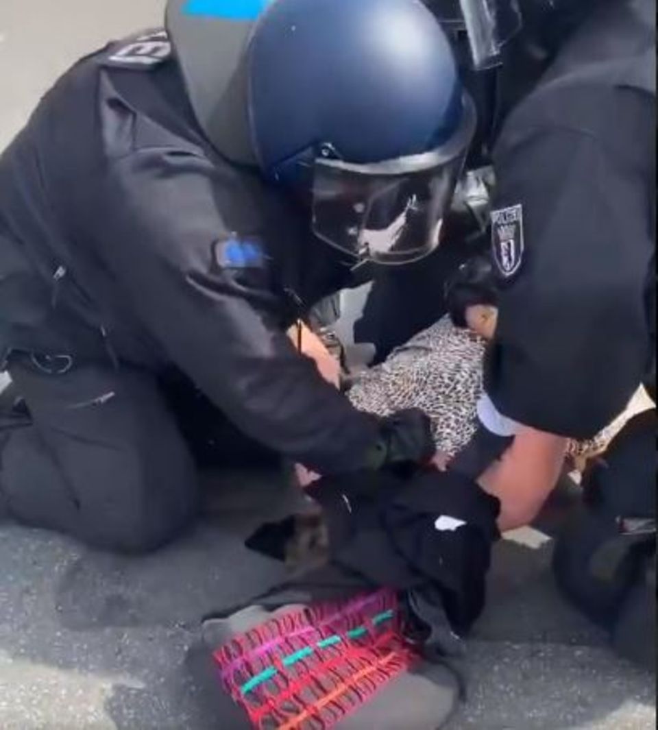 Fake News nach Corona-Protest: Screenshot aus einem der Twitter-Videos, das die Festnahme einer älteren Frau zeigt Screenshot aus einem der Twitter-Videos, das die Festnahme einer älteren Frau zeigt