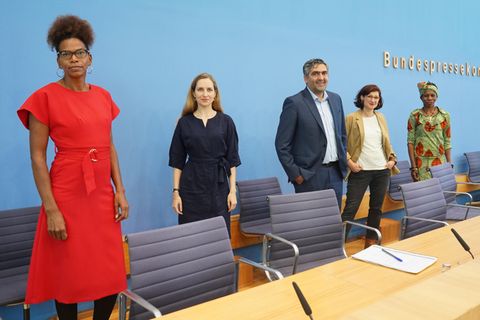 Vertreter der Mitgliedsverbände stehen zur Vorstellung des "Anti-Rassismus Plans 2025" hinter dem Pult der Bundespressekonferenz