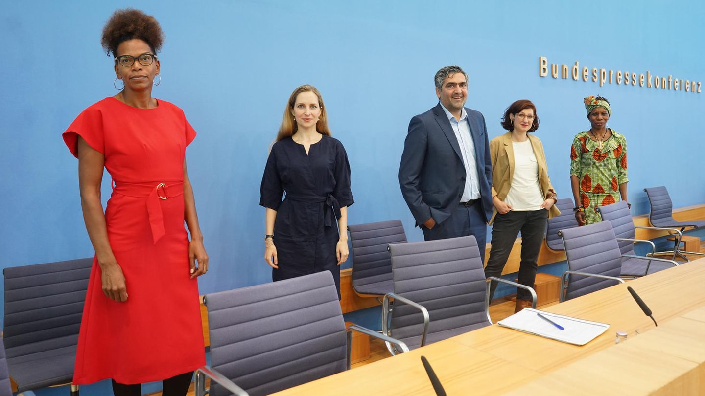 Vertreter der Mitgliedsverbände stehen zur Vorstellung des "Anti-Rassismus Plans 2025" hinter dem Pult der Bundespressekonferenz