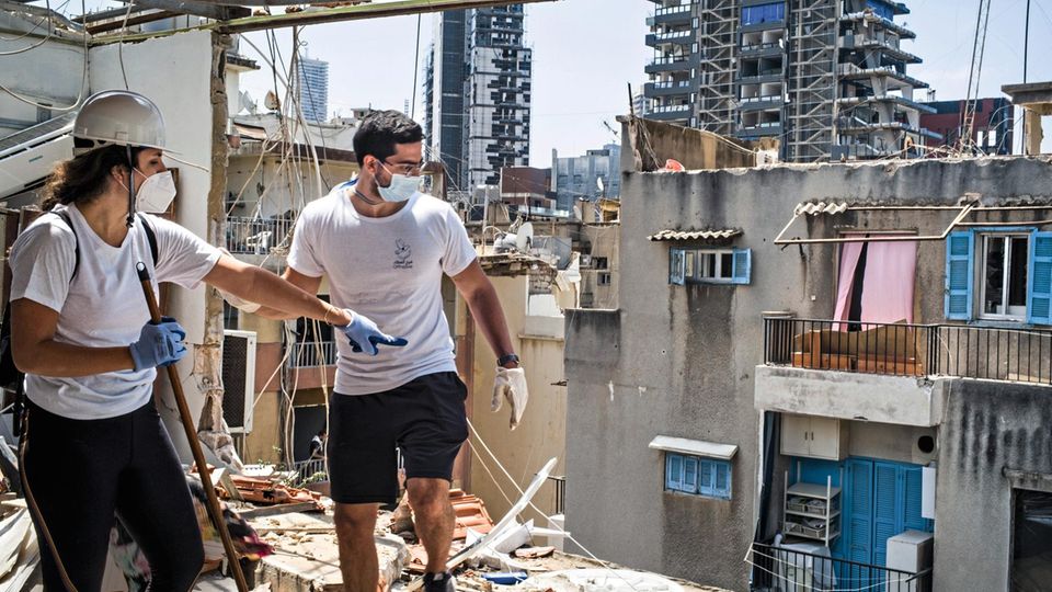 Beyrouth aftermath of the blast. In Mar Mikhael area, very near by the explosion, some people, volunteers and NGO help to clean the area and the apartments and check the infrastructure of the buildings. Zerstörte Apartments im Viertel Mar Michaïl