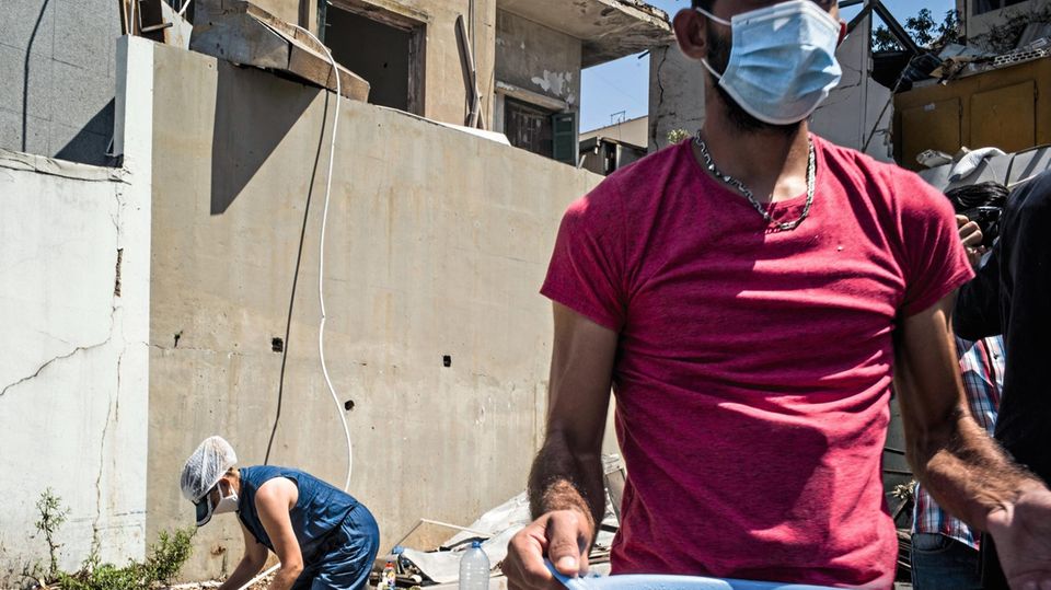 Beyrouth aftermath of the blast. A place near the explosion where the Orienthelfer organization his preparing free food for people. „Orienthelfer“ verteilen Essen