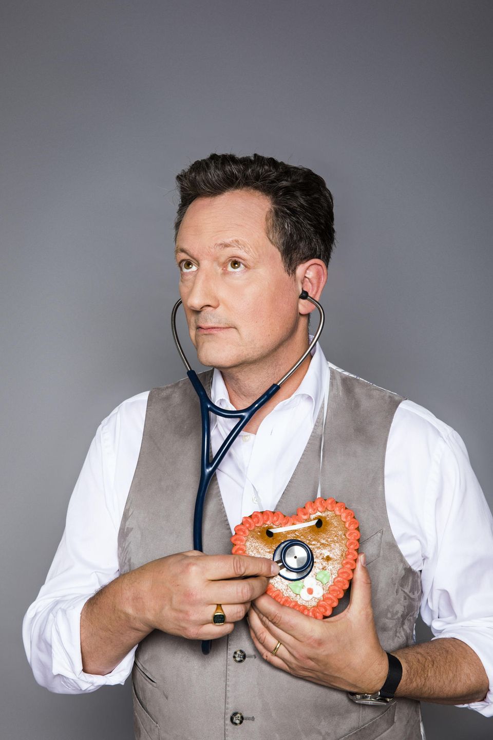 E.v. Hirschhausen: Sprechstunde: Das Herz gilt als Symbol für die Liebe und wird gern an den Liebsten oder die Liebste verschenkt. Für wen schlägt wohl dieses aus Lebkuchen? Das Herz gilt als Symbol für die Liebe und wird gern an den Liebsten oder die Liebste verschenkt. Für wen schlägt wohl dieses aus Lebkuchen?