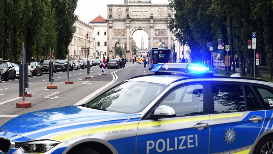 Nachrichten aus Deutschland: Polizeiwagen steht auf der Münchner Leopoldstraße