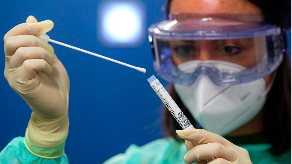 Eine Ärztin hält einen Abstrich für einen Coronavirus-Test in den Händen