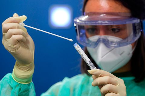 Eine Ärztin hält einen Abstrich für einen Coronavirus-Test in den Händen