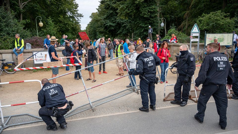 Polizisten bauen bei einer Demonstration gegen die Corona-Maßnahmen an der Siegessäule Absperrungen auf