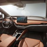 Der Innenraum präsentiert sich ganz im Elektromobil-Zeitgeist eher puristisch