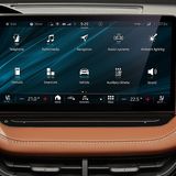 Im Zentrum des Infotainments steht ein 13 Zoll Monitor