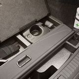 Praktisch: Im Unterboden befindet sich ein Ladekabelreiniger, das Kabel selbst und die Handschuhe