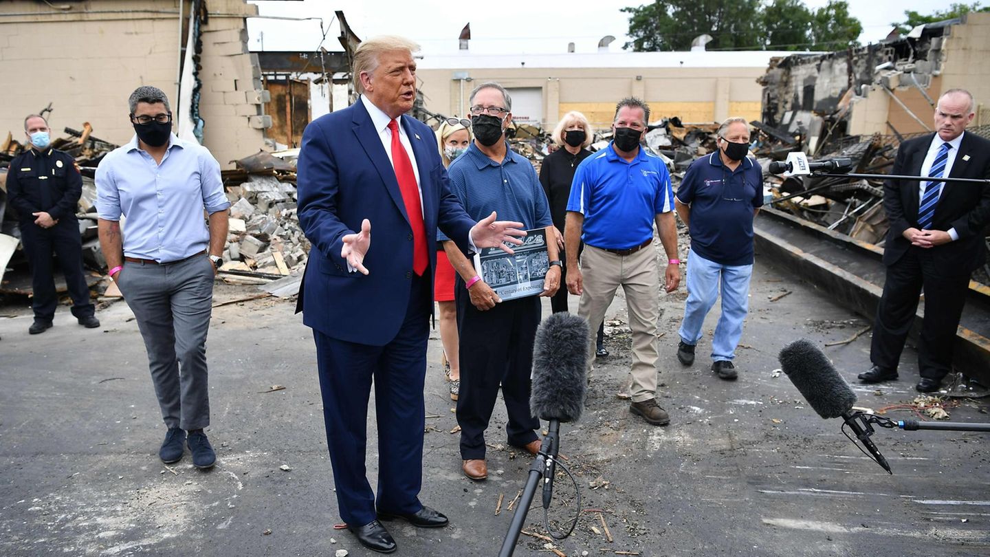 Donald Trump spricht während seines Besuches in Kenosha zur Presse