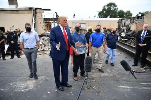 Donald Trump spricht während seines Besuches in Kenosha zur Presse