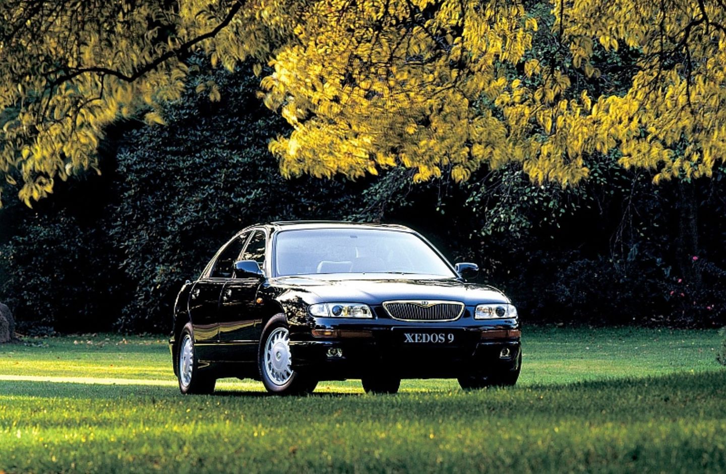Der Motor des Mazda Xedos 9 1995 operiert im Miller Zyklus