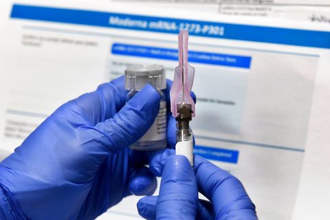 Corona-Impfstoff-Studie in Binghampton - Nadel in der Hand vor Bildschirm