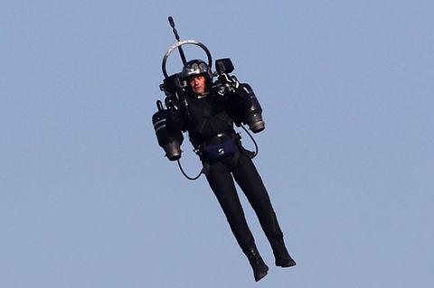 Begegnung in fast 1000 Metern Höhe: Am Los Angeles Airport sind sich ein Jet und ein Jetpack sehr nah gekommen