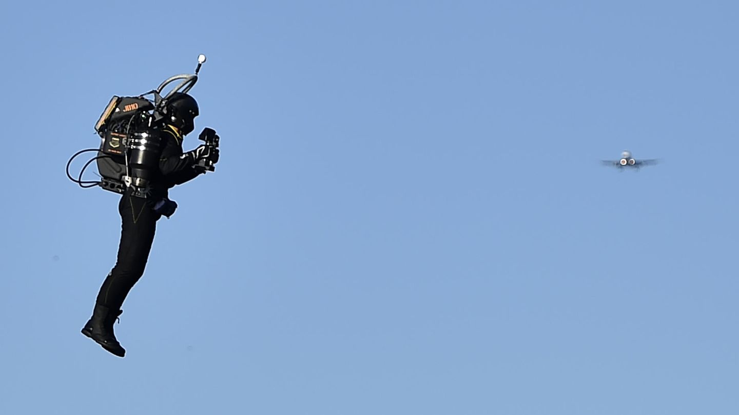 Begegnung in fast 1000 Metern Höhe: Am Los Angeles Airport sind sich ein Jet und ein Jetpack sehr nah gekommen (Symbolfoto).