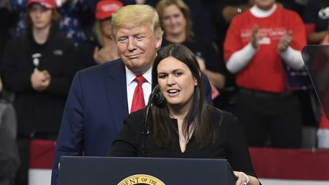 US-Präsident Donald Trump (l.) und seine frühere Pressesprecherin Sarah Huckabee Sanders