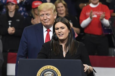 US-Präsident Donald Trump (l.) und seine frühere Pressesprecherin Sarah Huckabee Sanders