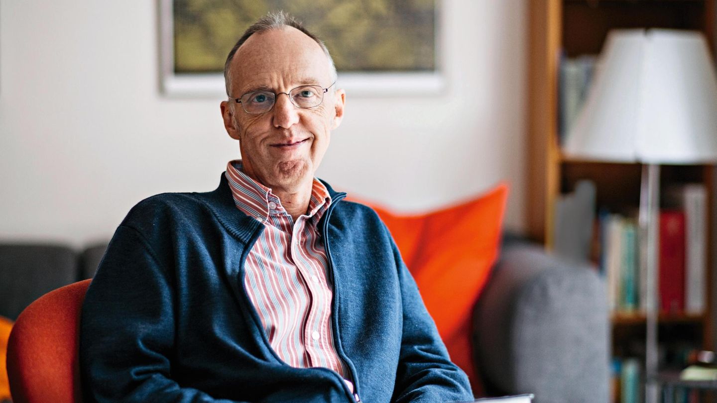 Stern Autor Kester Schlenz portraitiert bei sich Zuhause. Kester Schlenz