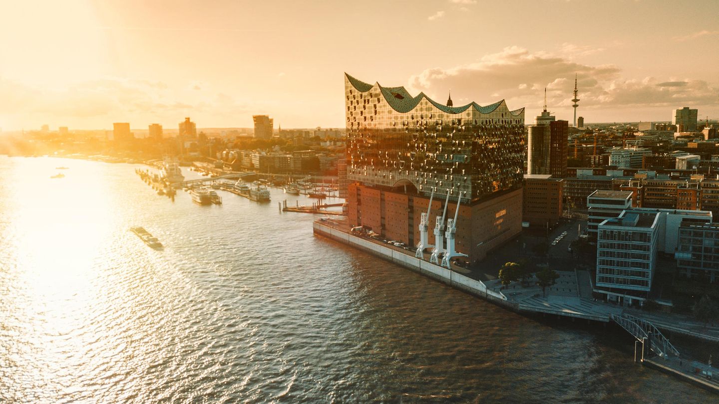 Kultur und Corona: Mit Maske, Abstand und Sekt für jede "Infektionsgemeinschaft" – so war die Wiedereröffnung der Elbphilharmonie Kultur und Corona: Mit Maske, Abstand und Sekt für jede "Infektionsgemeinschaft" – so war die Wiedereröffnung der Elbphilharmonie
