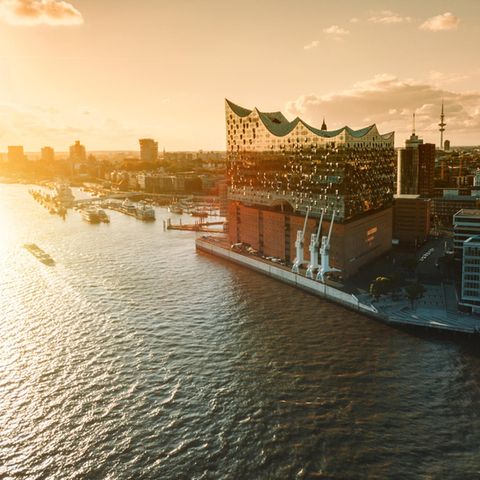 Kultur und Corona: Mit Maske, Abstand und Sekt für jede "Infektionsgemeinschaft" – so war die Wiedereröffnung der Elbphilharmonie