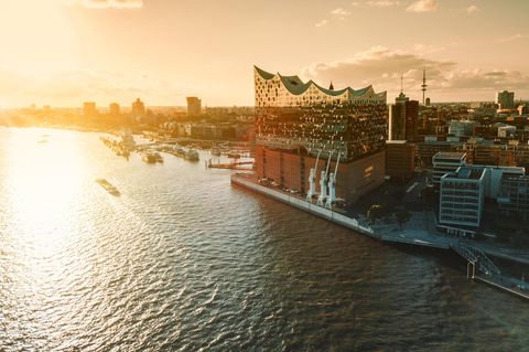 Kultur und Corona: Mit Maske, Abstand und Sekt für jede "Infektionsgemeinschaft" – so war die Wiedereröffnung der Elbphilharmonie
