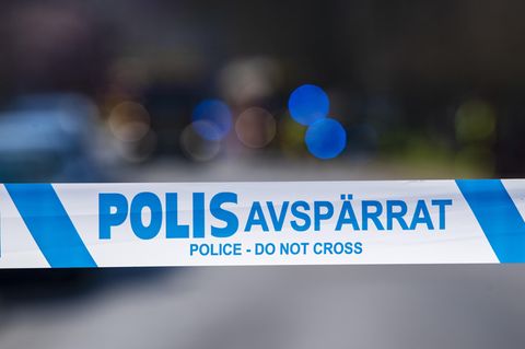 Ein Absperrband der schwedischen Polizei